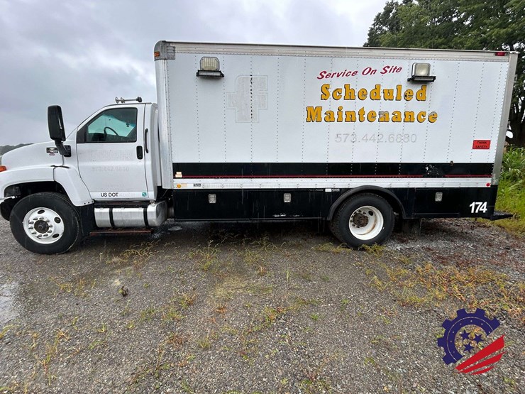 2005-chevrolet-c7500-fuel-&-lube-truck-image-2