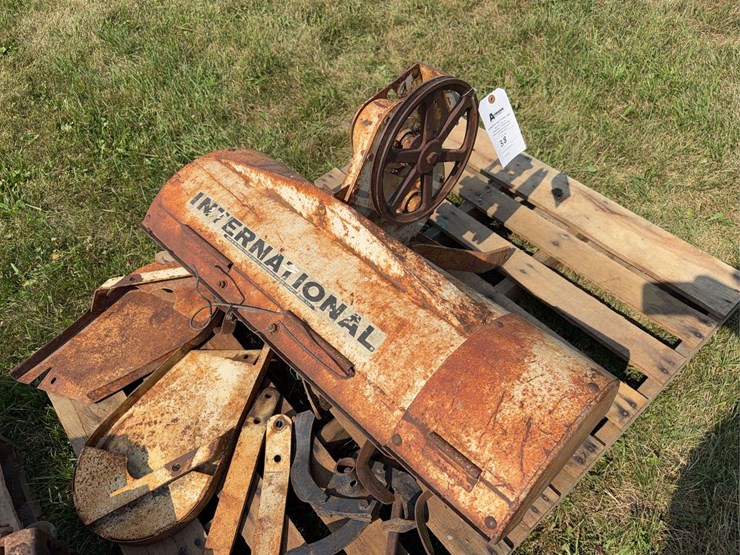 cub-cadet-rear-mounted-tiller-image-9