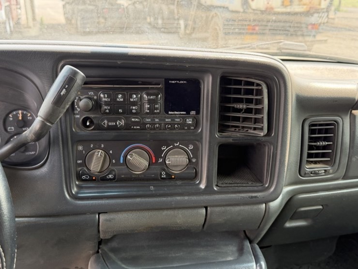 2002-chevrolet-silverado-2500hd-image-26