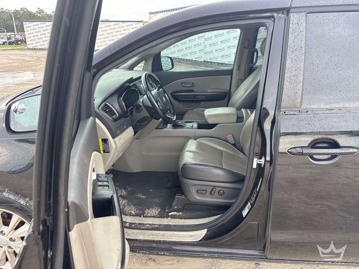 2017-kia-sedona-image-17
