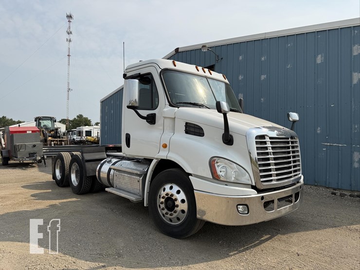 2013-freightliner-cascadia-113-image-2
