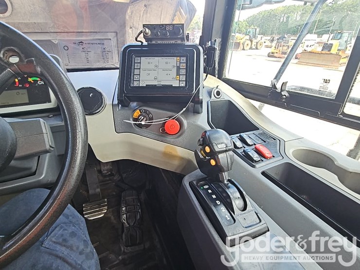2021-caterpillar-730-image-41