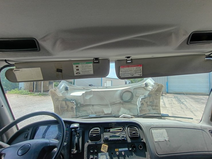 2013-freightliner-m2-106-image-80