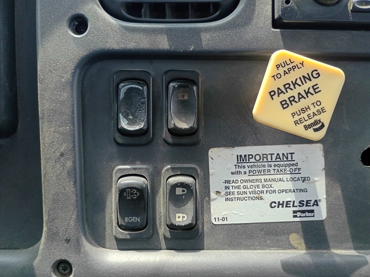 2013-freightliner-m2-106-image-62