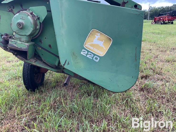 john-deere-220-image-9