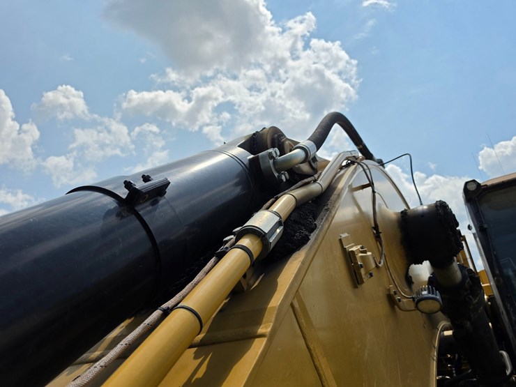 2023-caterpillar-374-image-110