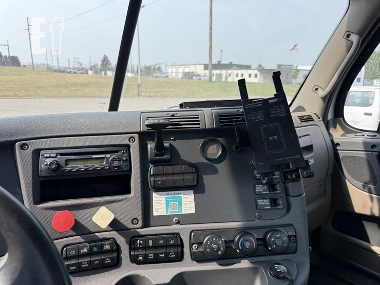 2013-freightliner-cascadia-113-image-43