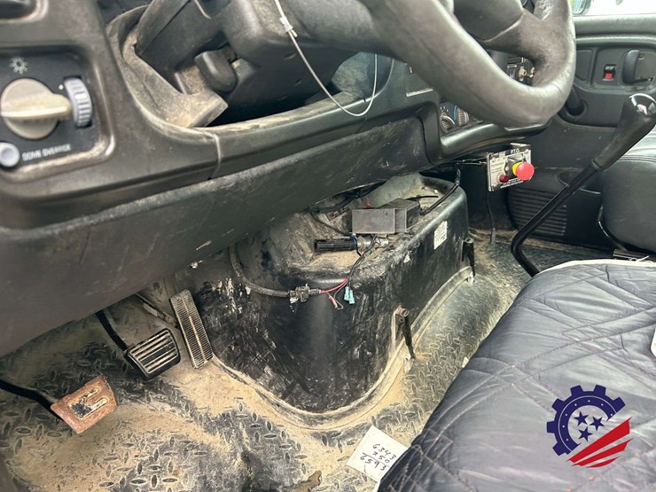 2005-chevrolet-c7500-fuel-&-lube-truck-image-34