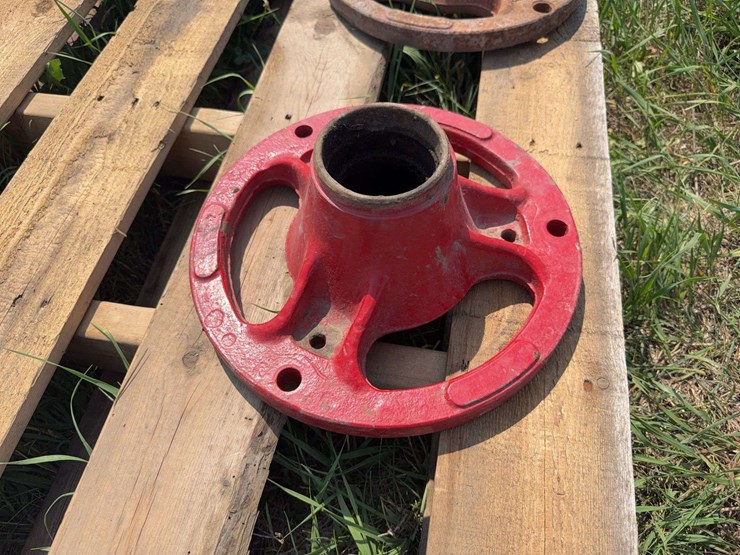 (2)-farmall-front-pedestals-and-(2)-hubs-image-2