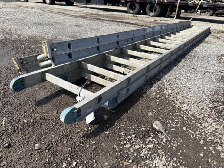 2-aluminum-extension-ladders-image-3