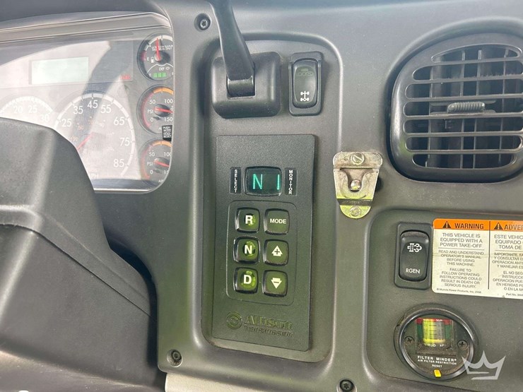 2016-freightliner-m2-106-image-13
