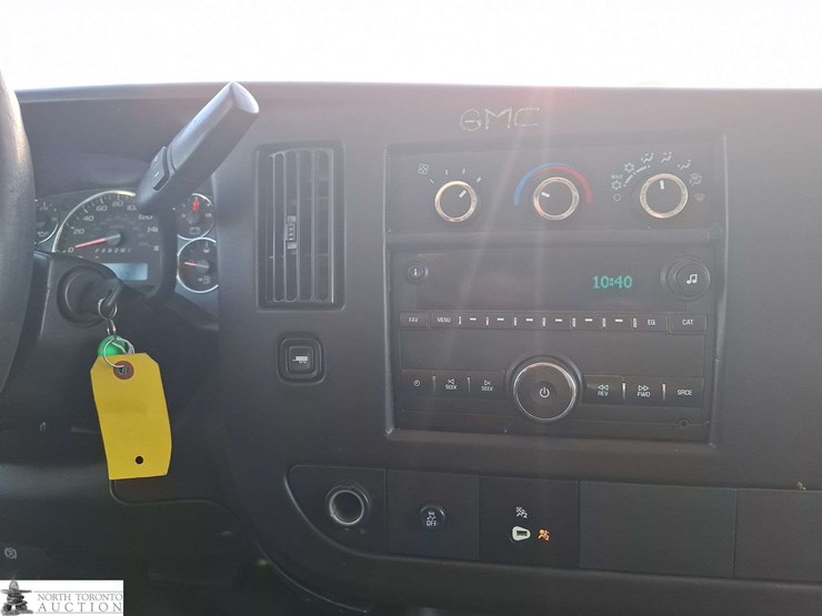 2017-gmc-savana-cargo-van-image-15