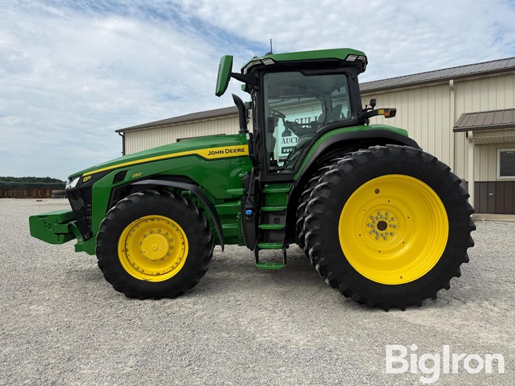 2025-john-deere-8r-250-image-8