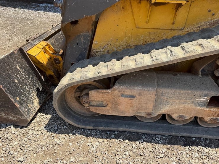 2021-deere-317g-image-17
