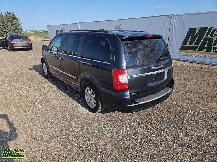 2014-chrysler-town-&-country-image-3