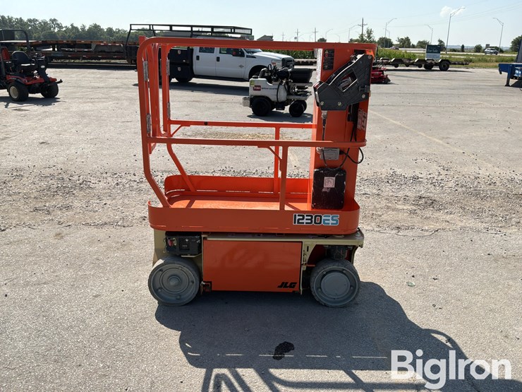 2017-jlg-1230es-image-4