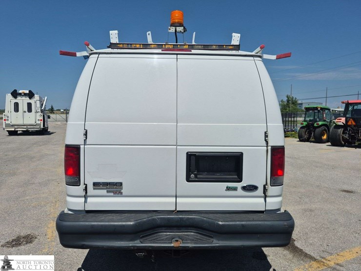 2014-ford-cargo-image-6