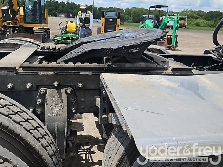 2018-peterbilt-567-image-9