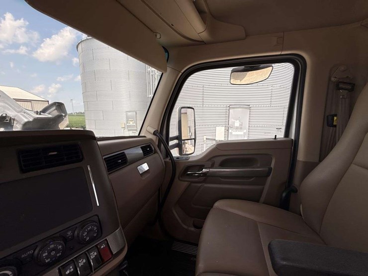 2014-kenworth-t680-image-27