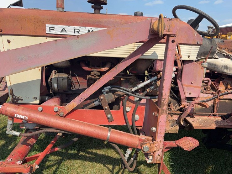 farmall-340-gas-with-loader-image-53