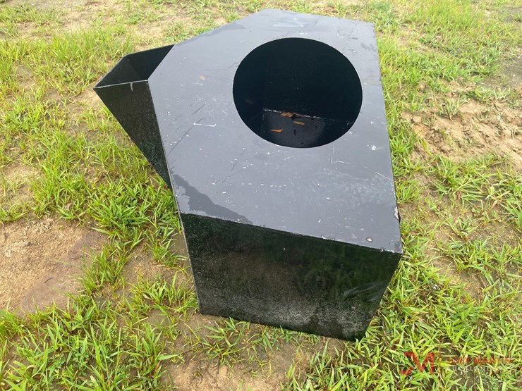 new-/-unused-concrete-bucket-mini-skid-steer-attachment-image-5