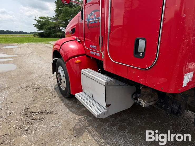 2010-peterbilt-384-image-12