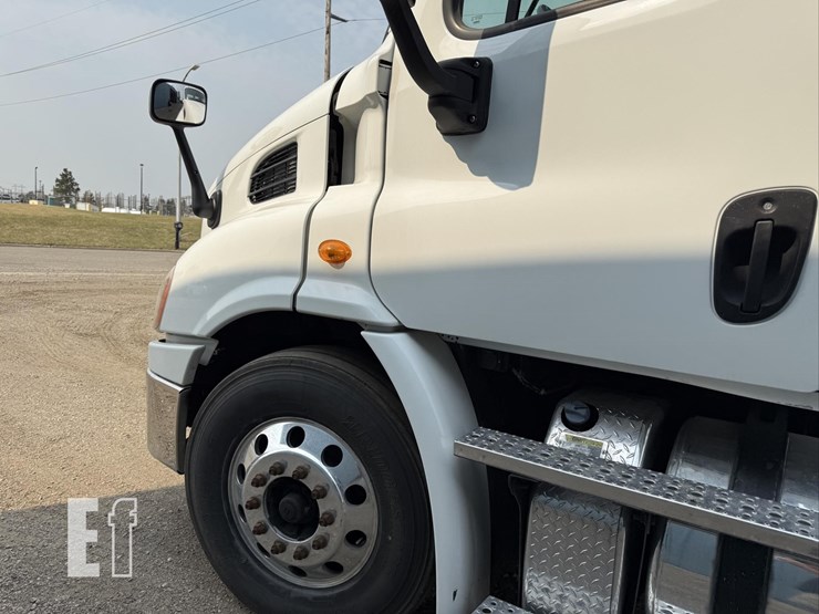 2013-freightliner-cascadia-113-image-10
