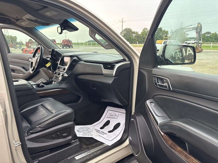 2016-chevrolet-suburban-image-19