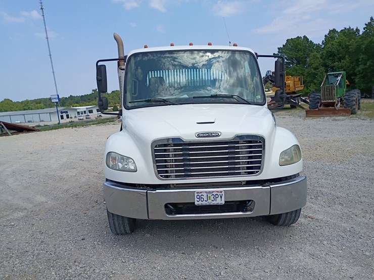 2013-freightliner-m2-106-image-15