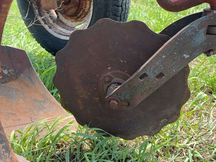 mccormick-deering-412-four-bottom-14”-fast-hitch-mold-board-plow-image-14