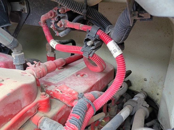 2013-freightliner-m2-106-image-25