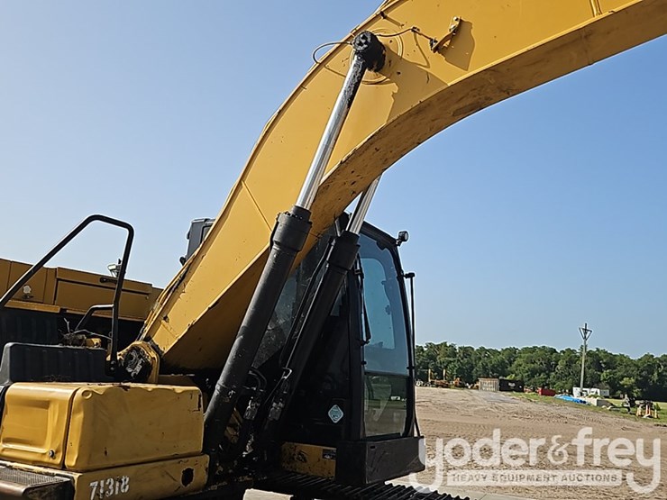 2019-caterpillar-323-image-14