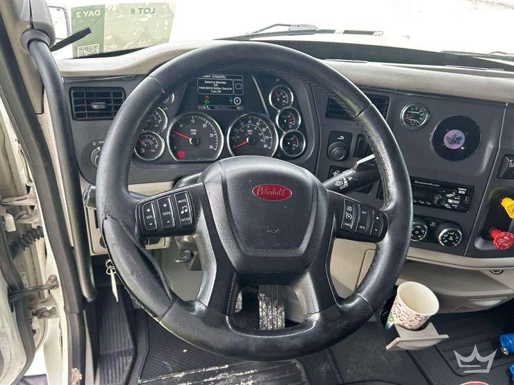 2019-peterbilt-579-image-11