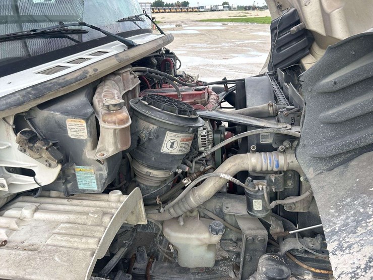2016-freightliner-m2-106-image-10