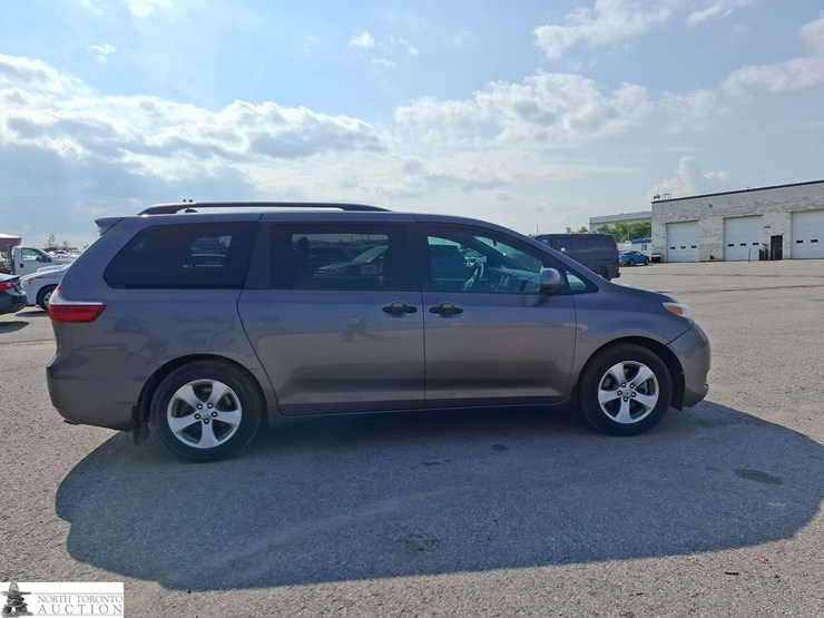 2016-toyota-sienna-image-4