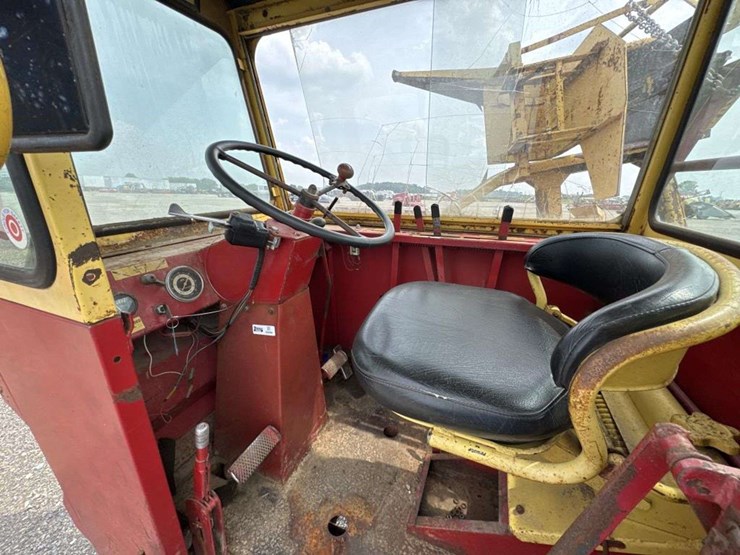 new-holland-1049-image-7