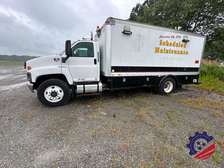 2005-chevrolet-c7500-fuel-&-lube-truck-image-1