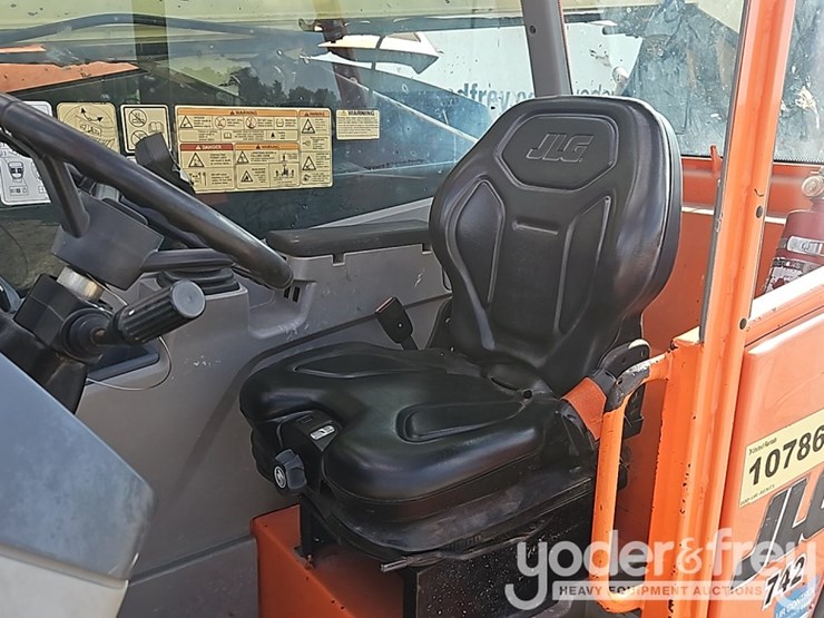 2018-jlg-742-image-24