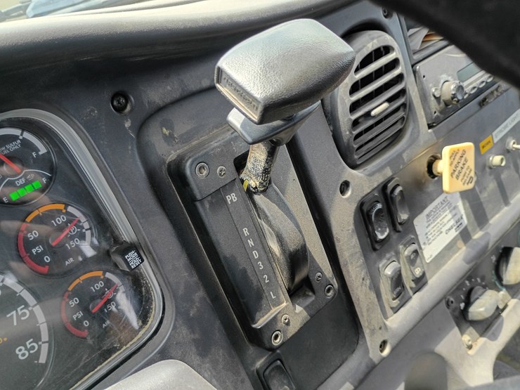 2013-freightliner-m2-106-image-65