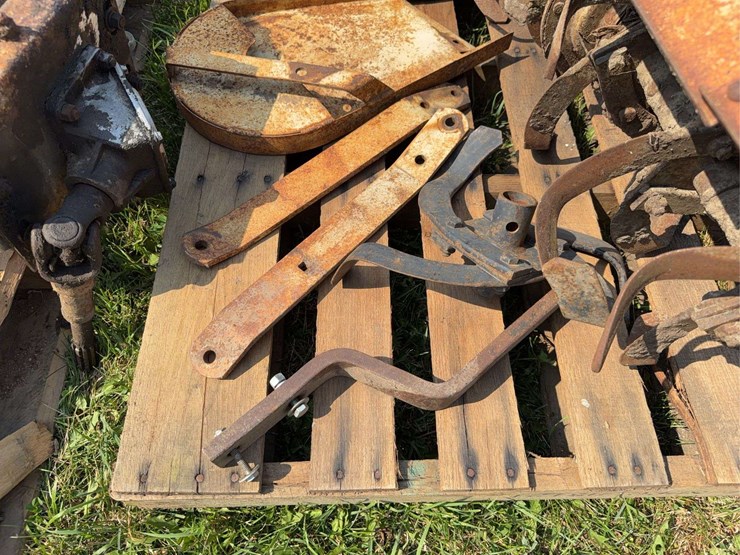 cub-cadet-rear-mounted-tiller-image-5