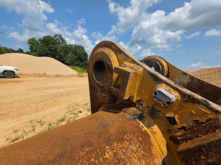 2023-caterpillar-374-image-130