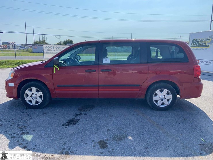 2013-dodge-grand-caravan-sxt-image-8