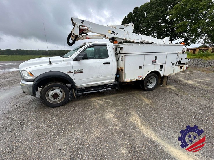 2016-ram-5500-bucket-truck-image-1