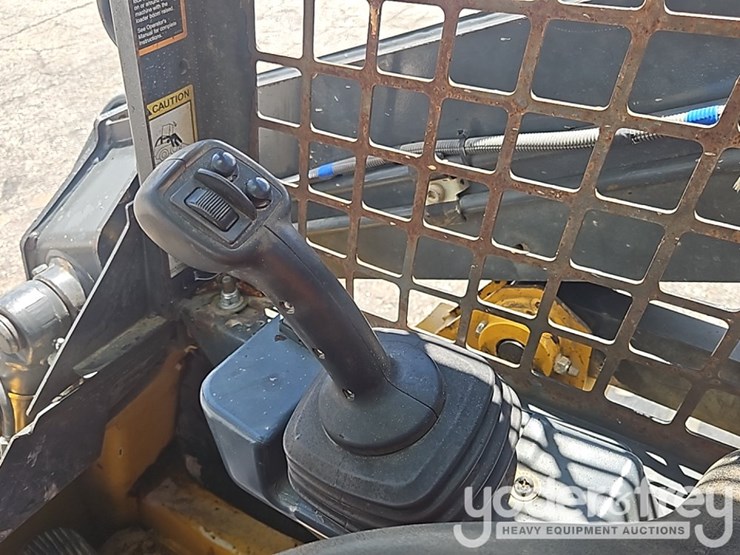 2019-deere-317g-image-27