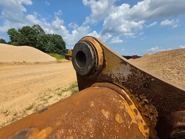 2023-caterpillar-374-image-131