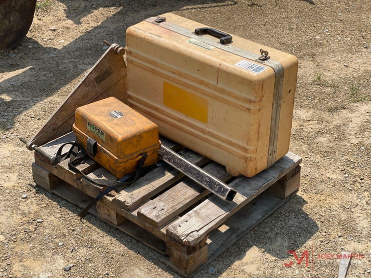 contents-of-pallet-laser-pipe-aligner-w/case,-topcon-automatic-level-w/case-image-1