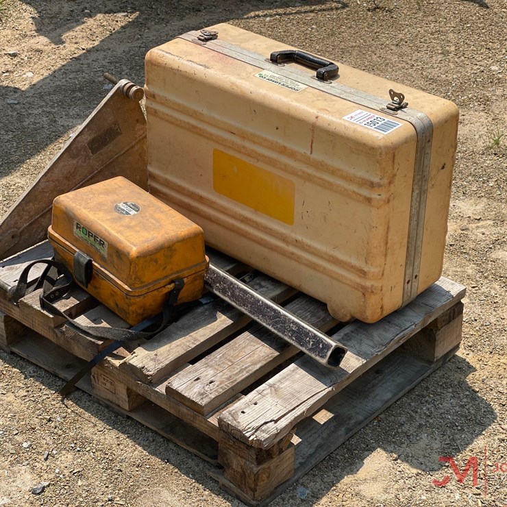 CONTENTS OF PALLET LASER PIPE ALIGNER W/CASE, TOPCON AUTOMATIC LEVEL W/CASE