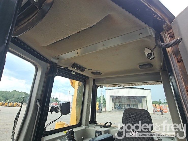 2014-caterpillar-d6t-image-32