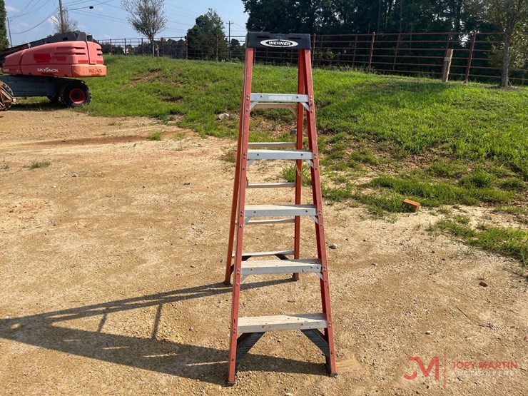6'-fiberglass-folding-step-ladder-image-2