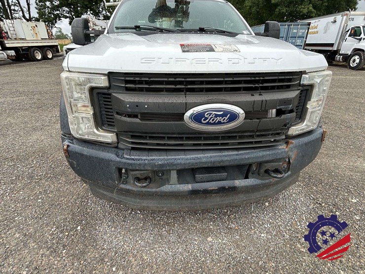 2017-ford-f550-xl-image-11